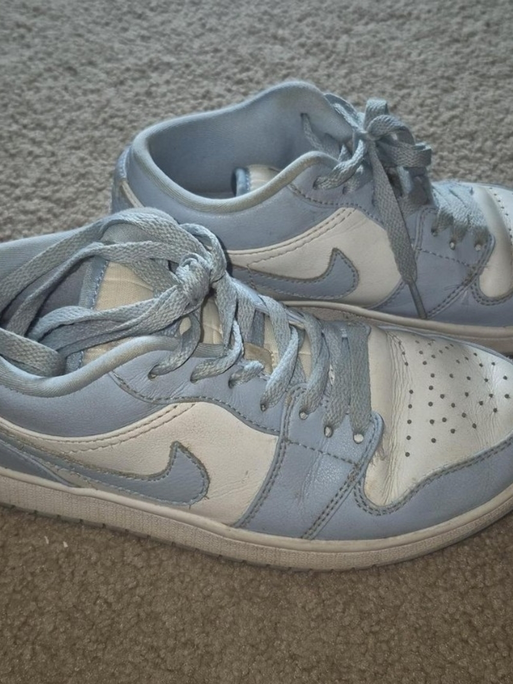 Nike Women's Light Blue and White Low Top Sneakers